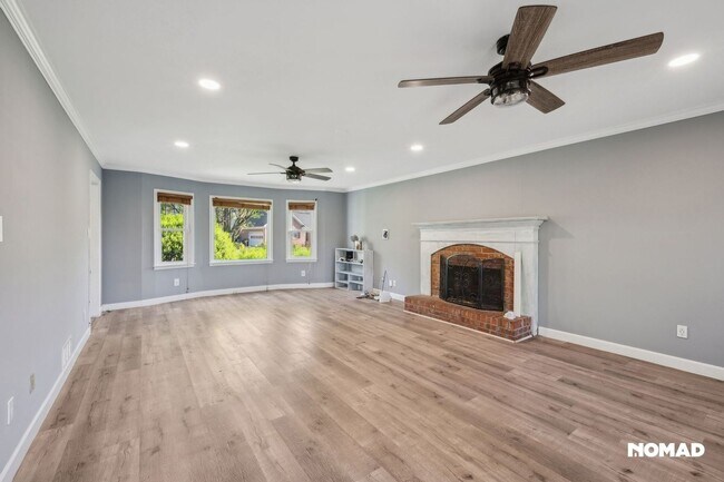 Building Photo - Spacious 3BR, with bonus room House in Law...