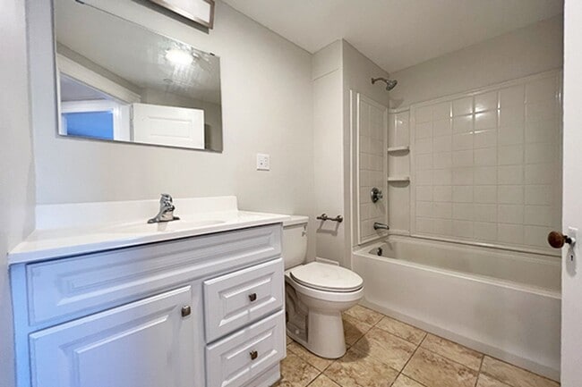 Building Photo - No Fee! Avl now! Renovated 3BR in downtown Beverly w/AC, laundry!