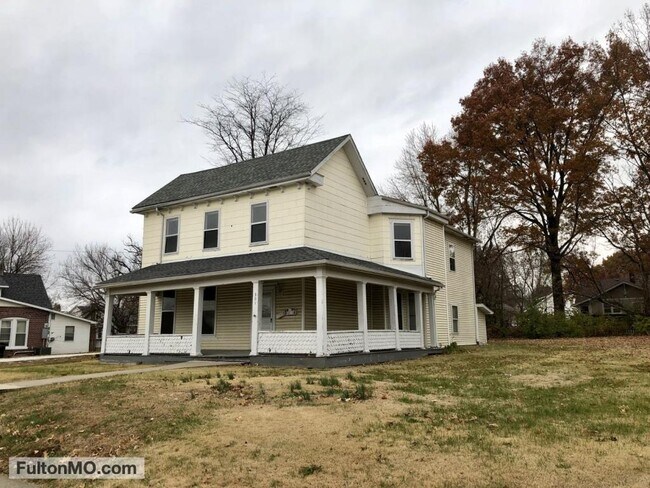 Building Photo - 301 West 5th Street Apartment A