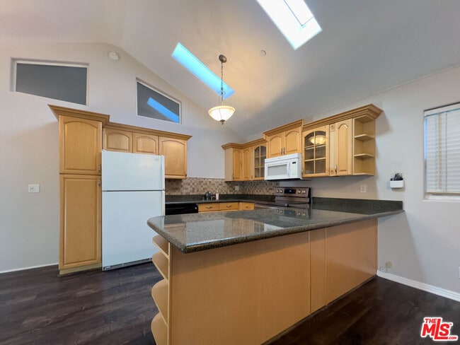 Building Photo - 15426 Camarillo St