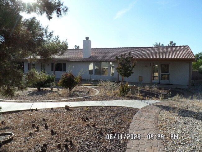 Building Photo - 3 Bedrooms, Den, 2 Bathrooms, 3 Car Garage...