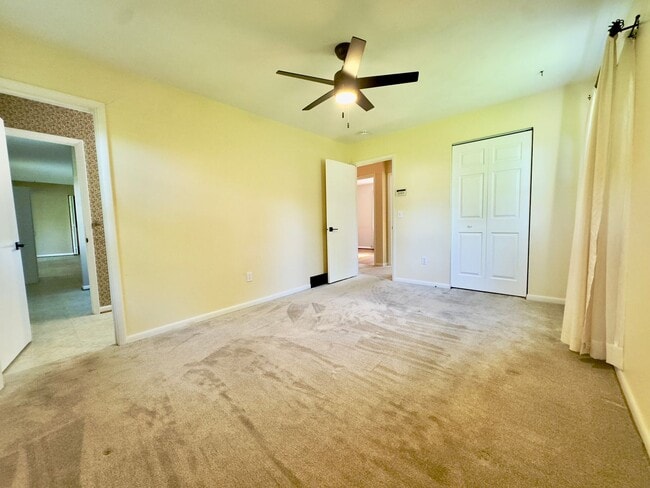 Building Photo - 5247 Silvertown Dr