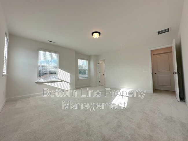 Building Photo - 2938 Clyde Dr