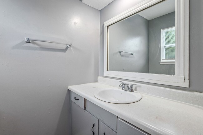 Building Photo - Spacious Belton Duplex with Full Basement—Great Location!