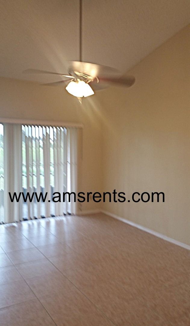 Building Photo - 3 bedroom Townhouse in Orlando