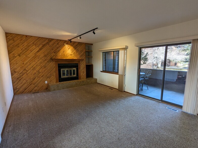 Living Room - 525 Manhattan Dr