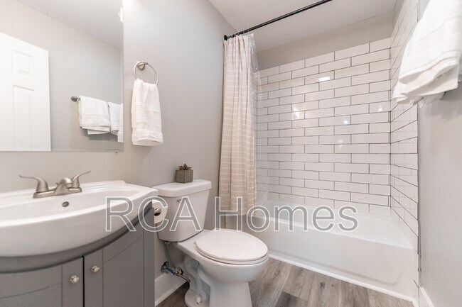 Building Photo - 537 N Sheffield Ave