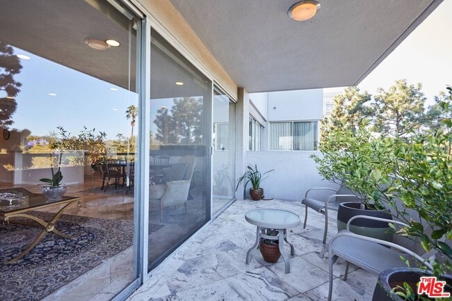 Building Photo - 865 Comstock Ave