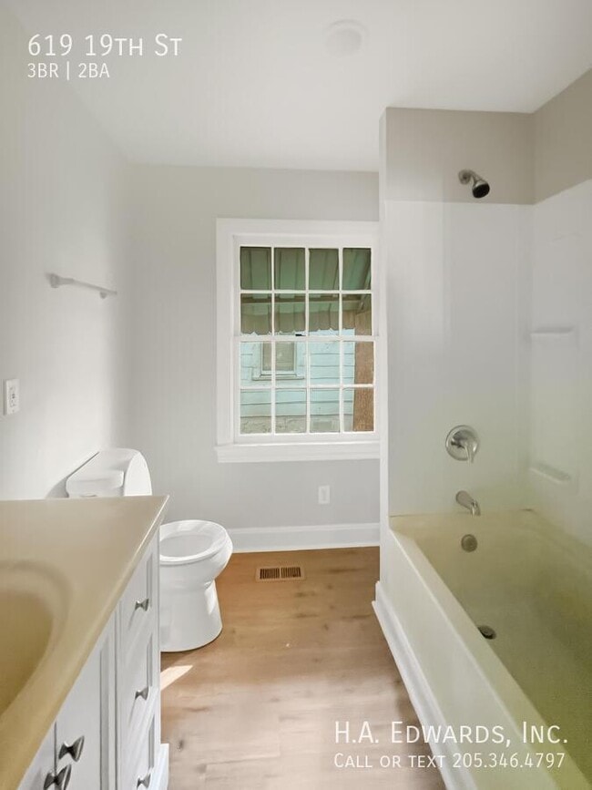 Building Photo - 619 19th St