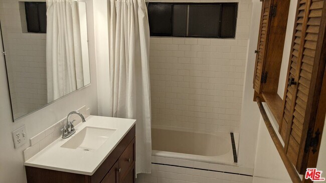 Building Photo - 850 Tularosa Dr