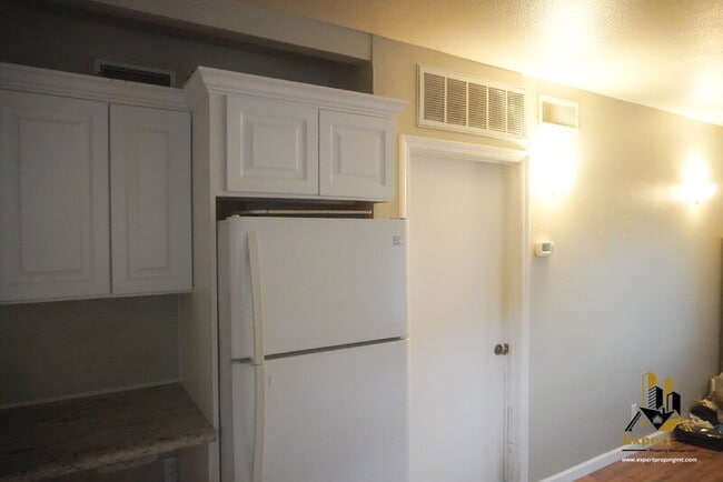 Building Photo - 125 B St