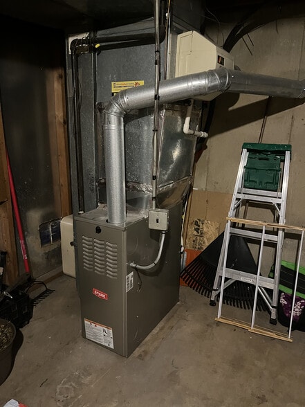 Building Photo - 32 N Albert St