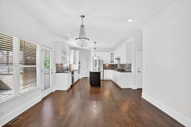 Building Photo - 1200 Cresthaven Ln NW