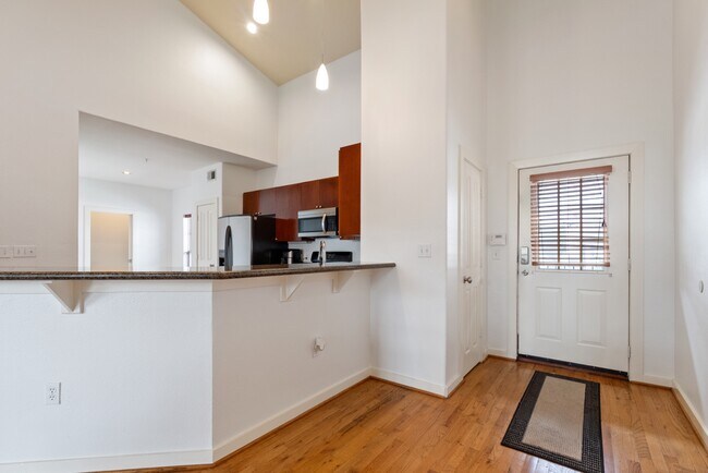 Building Photo - 2216 Chenevert St