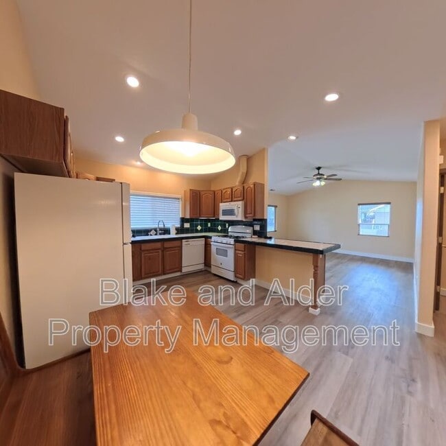 Building Photo - 720 Portland Ave