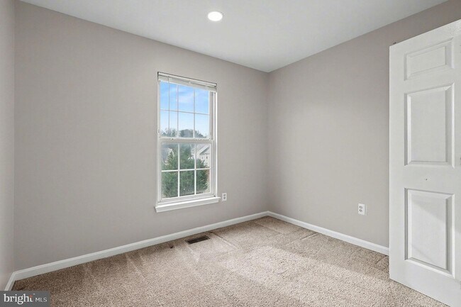 Building Photo - 2003 Paddle Boat Ln