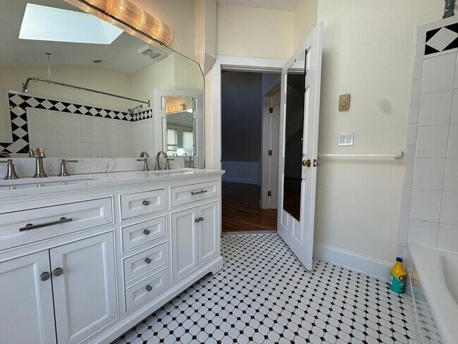 Building Photo - 8 Worcester St