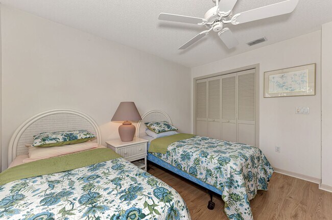 Building Photo - GEORGOUS 2 BEDROOM, 2BATHROOM, TURN KEY FU...