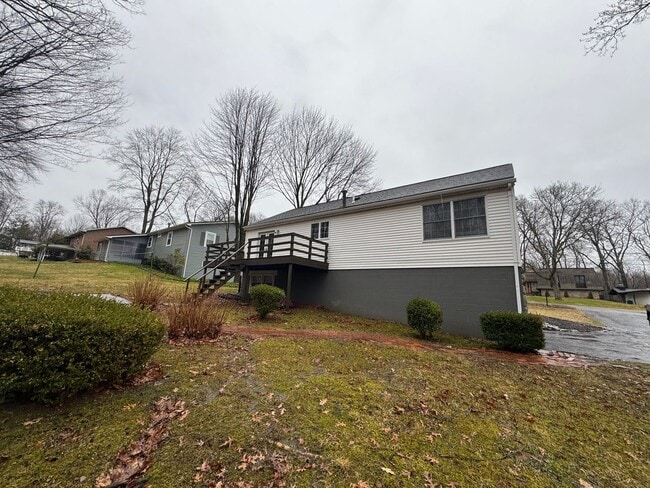 Building Photo - Beautiful Modern Home on the Plateau