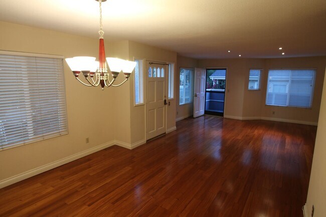 Building Photo - Refurbished Cape Cod Townhome – 2 Master B...