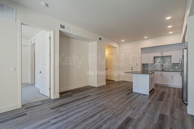 Building Photo - 7300 E Earll Dr