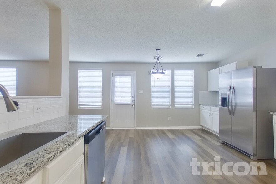 Building Photo - 2029 W Grove Ln