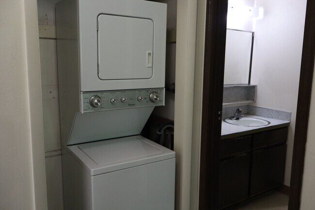 Building Photo - Spacious 2-Bedroom Condo Near Campus West and City Park