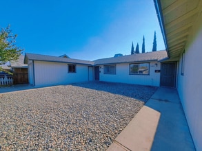 Building Photo - 546/550 E Polk St