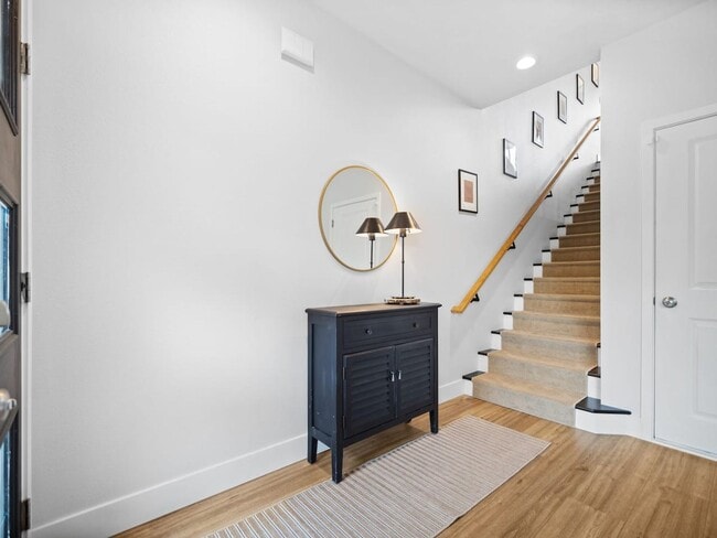 Building Photo - Beautiful Townhouse In Spokanes Kendall ya...