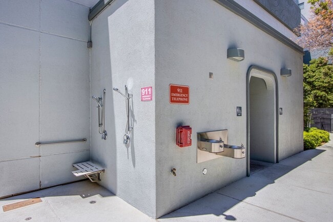 Building Photo - Absolutely stunning high rise loft at Metr...