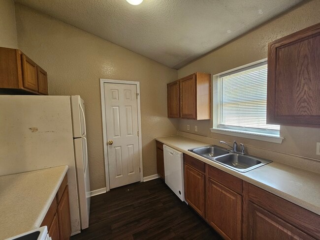 Building Photo - 107 Lively Oaks Dr