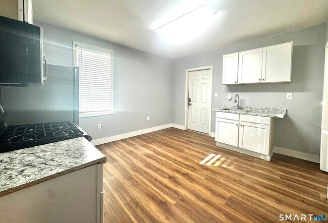 Building Photo - 6 Grove Ct