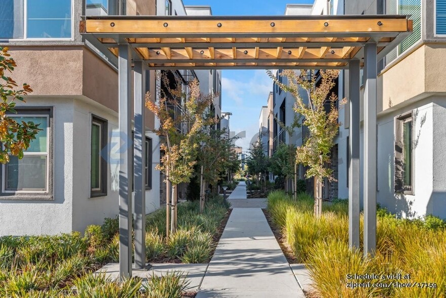 Building Photo - 25390 Parklane Dr