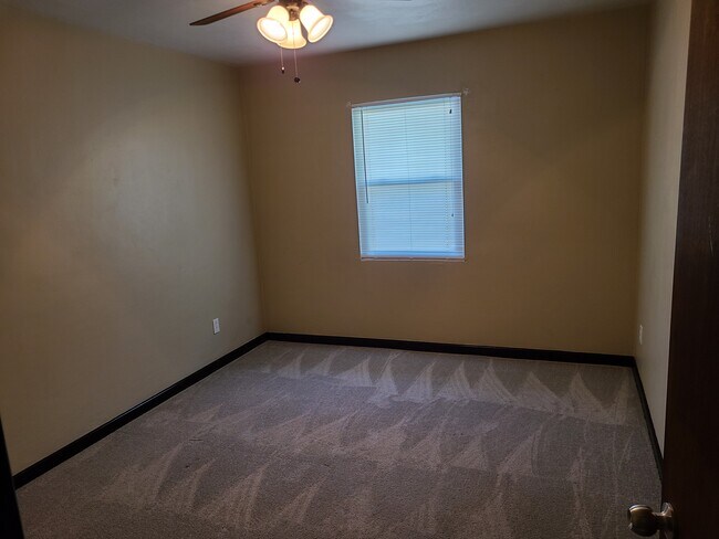 Building Photo - 305 Woodview Ave