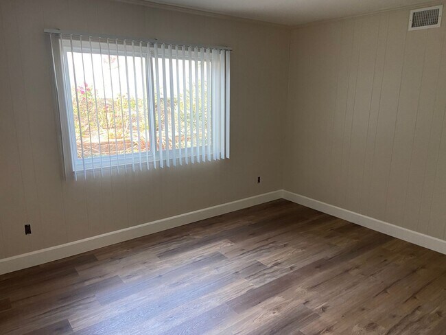 Building Photo - Updated 5 Bed, 3 Bath in Lomas Santa Fe Hi...