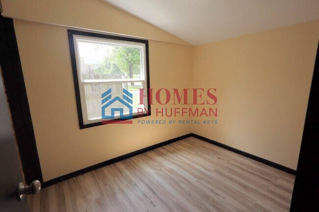 Building Photo - Three Bedroom | Detached Garage
