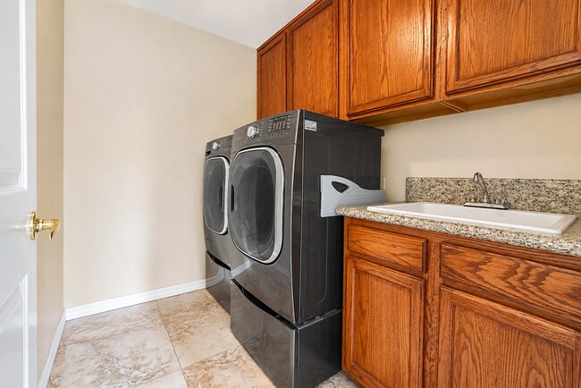 Building Photo - Furnished 4BR + Office | Putting Green Yard