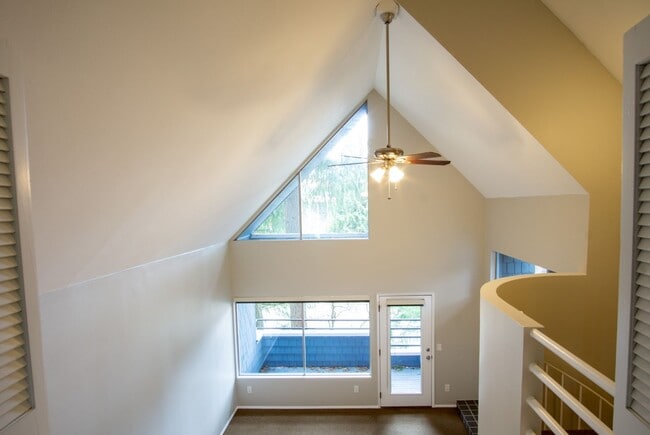 Building Photo - Spacious Lake Oswego 2Bdr w/Fireplace, Dishwasher, W/D, & Balcony!