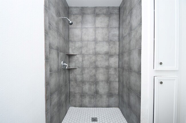 Building Photo - 510 Chambly Dr