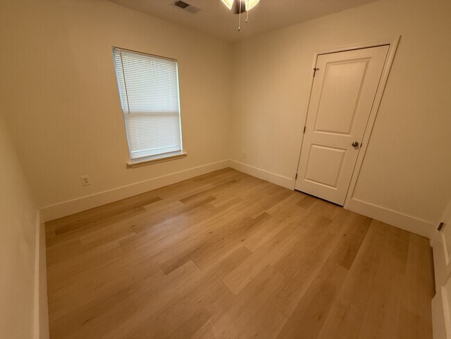 Building Photo - 940 N Hollywood St