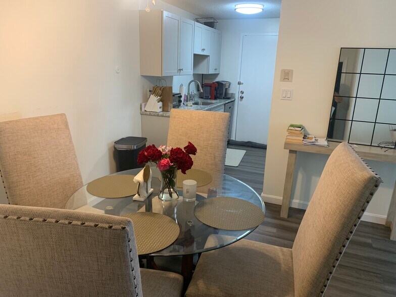 Building Photo - 6 Village Rock Ln