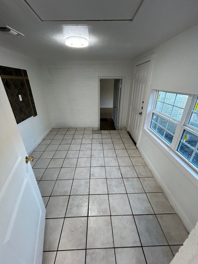 Building Photo - Upgrade your living arrangements
