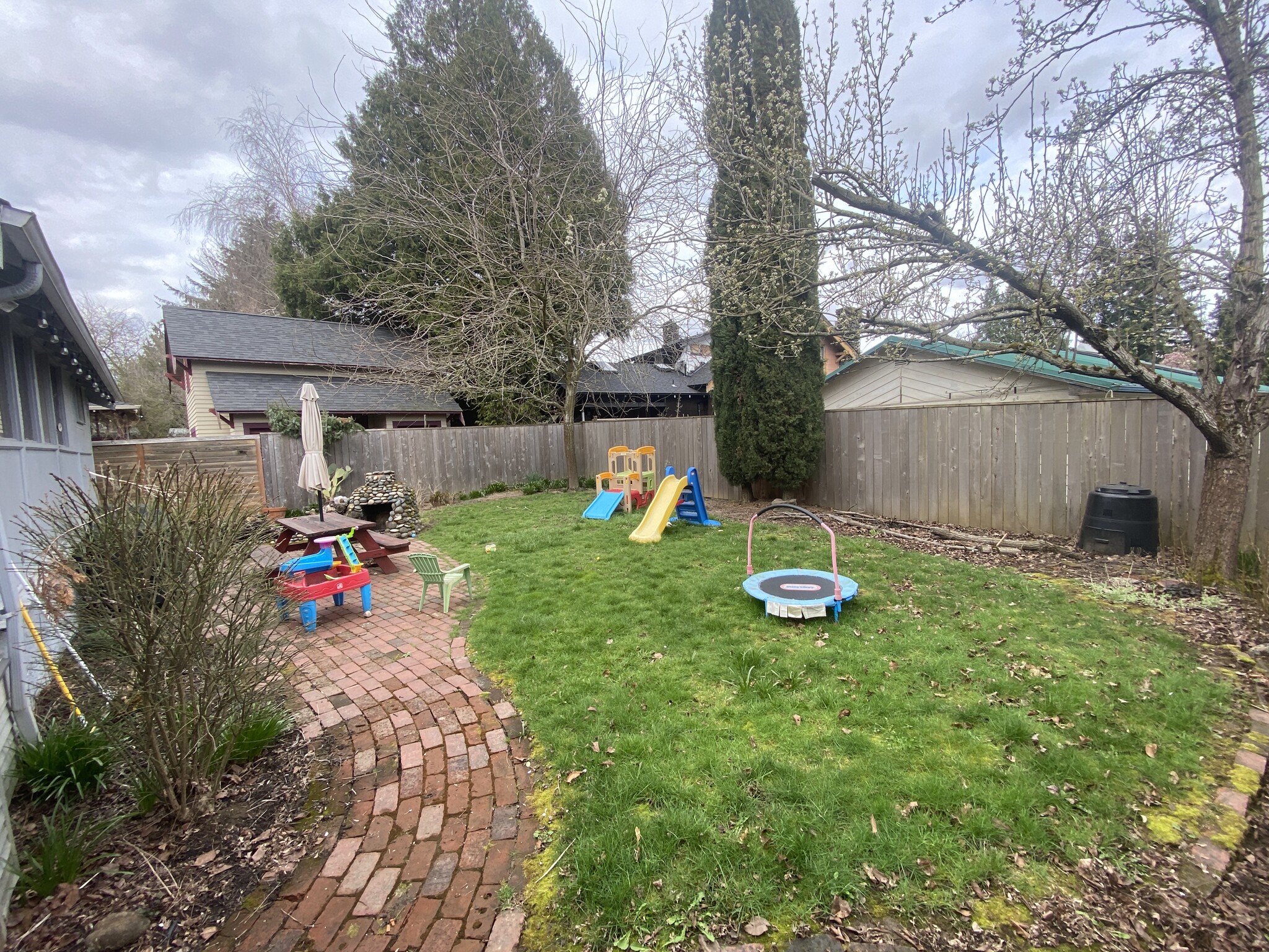 Back yard and patio - 3924 se 9th ave