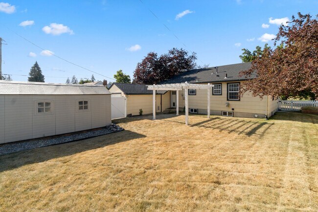 Building Photo - 2527 W Walton Ave