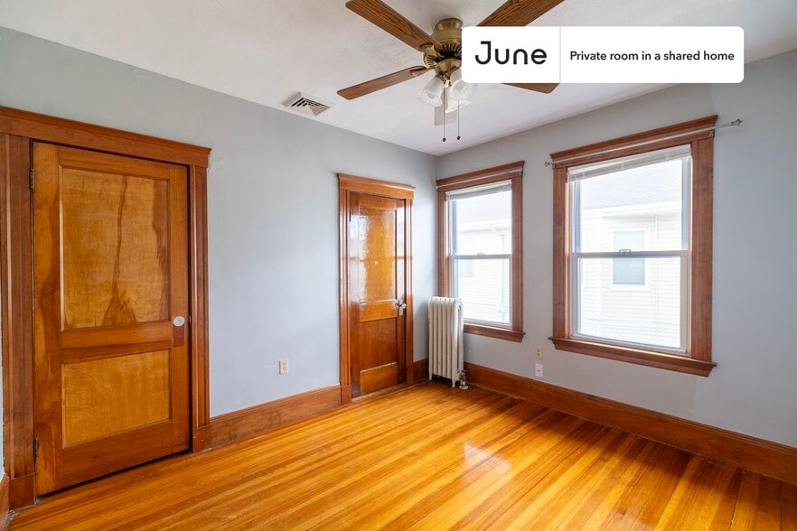 Building Photo - Private bedroom in 5 bed/2 bath Home