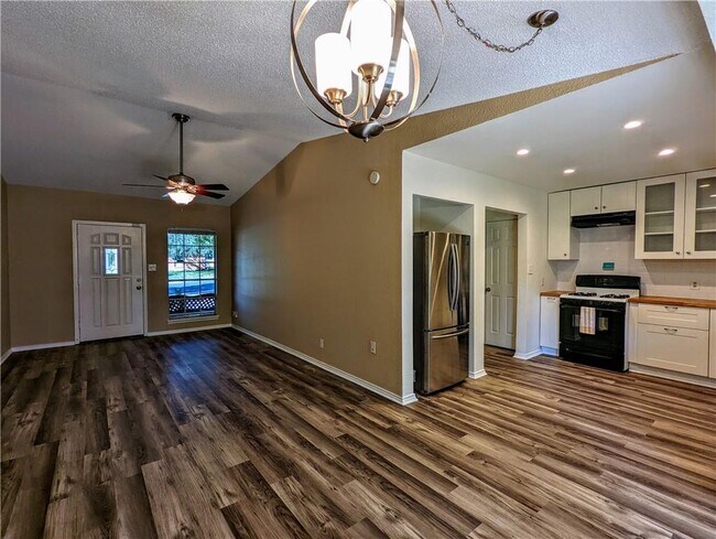 Building Photo - 812 Hill Wood Dr