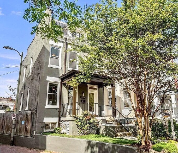 Building Photo - Charming & Spacious Row Home for Rent in V...