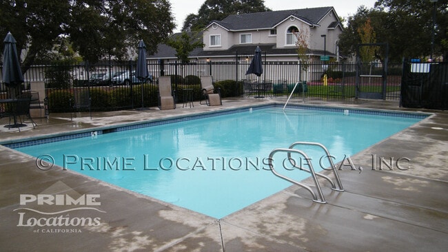 Building Photo - Best value 3 bedroom condo with attached garage