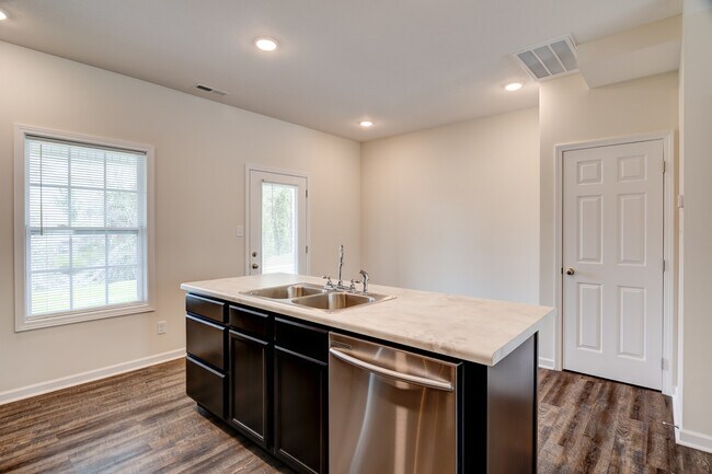 Building Photo - 318 Bogle St