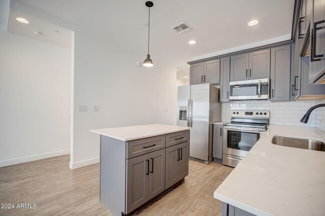 Building Photo - 3725 E Earll Dr